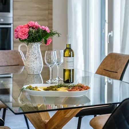 Janie With A Pool For Up To 16 People سوبيتار