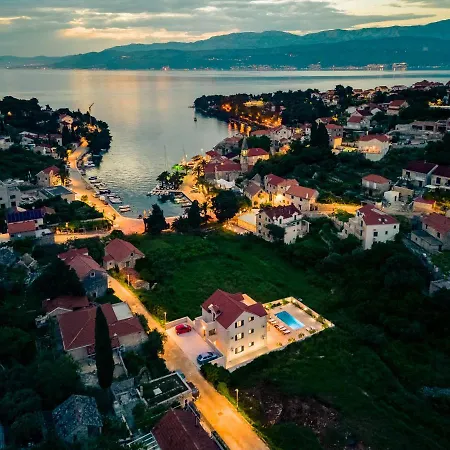 Janie With A Pool For Up To 16 People *