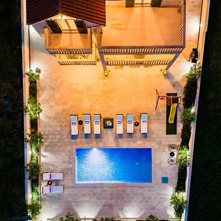 Villa Janie - Luxury Multi-Level Estate With Pool Villa