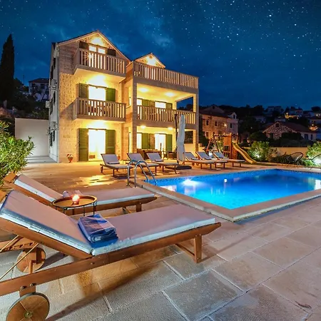 Janie - Luxury Multi-level Estate With Pool Villa *