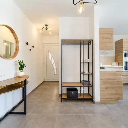 Janie With A Pool For Up To 16 People فيلة *