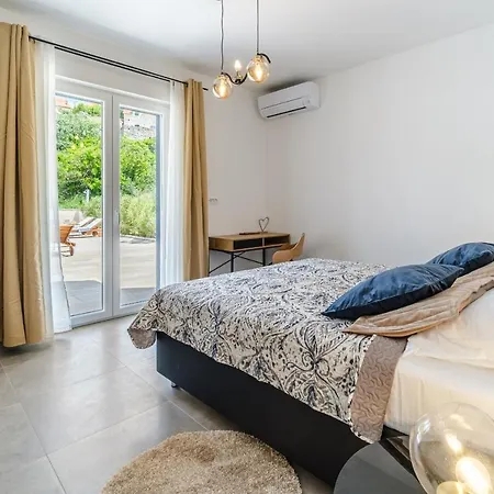 Janie With A Pool For Up To 16 People فيلة *