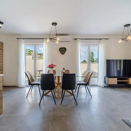 Janie - Luxury Multi-level Estate With Pool Willa Supetar