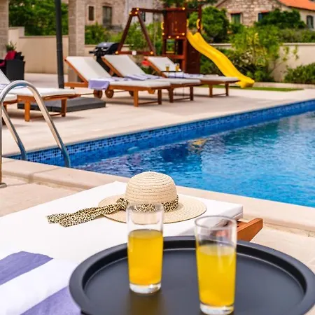 Villa Villa Janie - Luxury Multi-Level Estate With Pool Supetar