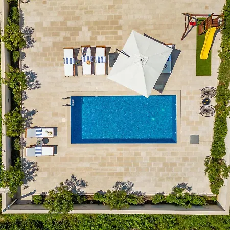 Janie - Luxury Multi-level Estate With Pool