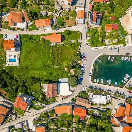 Villa Janie - Luxury Multi-Level Estate With Pool *