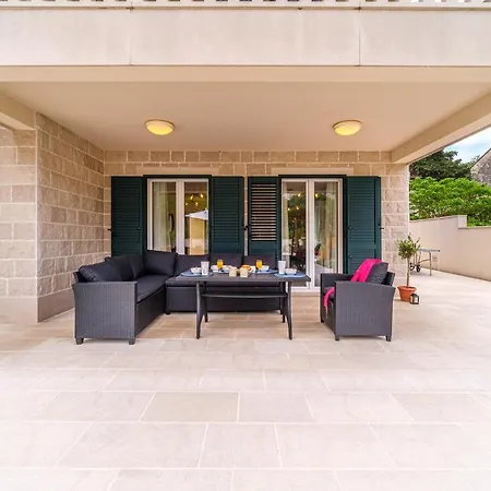 Janie With A Pool For Up To 16 People فيلة