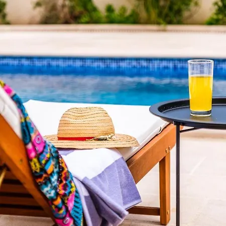 Janie With A Pool For Up To 16 People فيلة