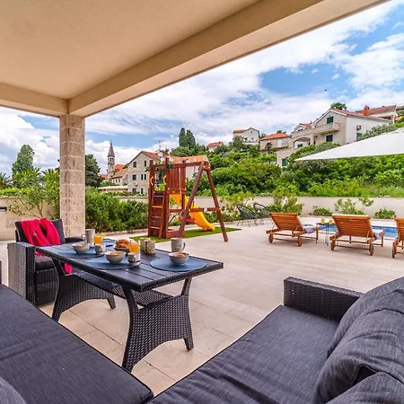 Janie With A Pool For Up To 16 People Villa *