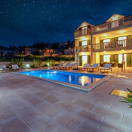 Villa Janie With A Pool For Up To 16 People