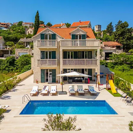 Janie - Luxury Multi-level Estate With Pool