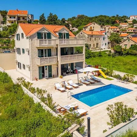Villa Janie With A Pool For Up To 16 People *