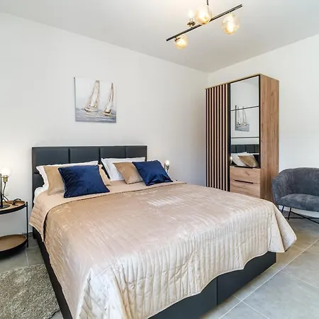 Janie With A Pool For Up To 16 People فيلة سوبيتار