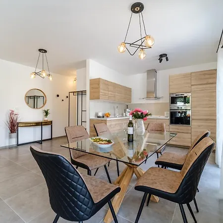 Janie With A Pool For Up To 16 People فيلة *