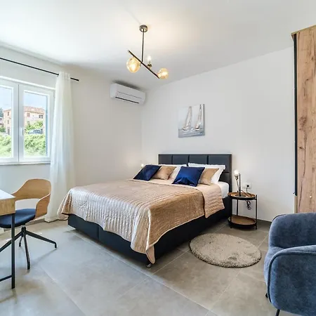 Janie With A Pool For Up To 16 People فيلة *