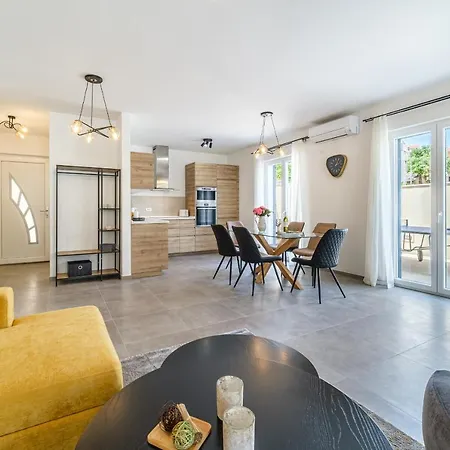 Janie With A Pool For Up To 16 People فيلة