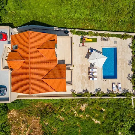 Janie With A Pool For Up To 16 People