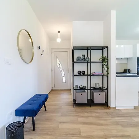 Janie With A Pool For Up To 16 People فيلة