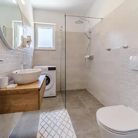 Janie With A Pool For Up To 16 People