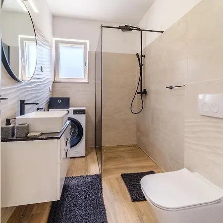 Janie With A Pool For Up To 16 People فيلة