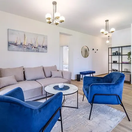 Janie With A Pool For Up To 16 People فيلة سوبيتار