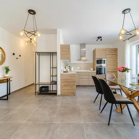 Janie With A Pool For Up To 16 People فيلة *