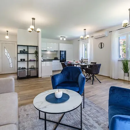 Janie With A Pool For Up To 16 People فيلة