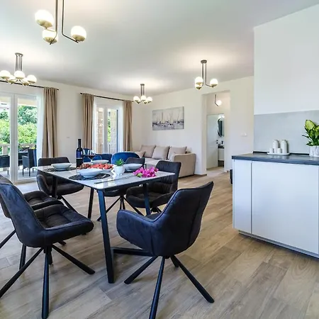 Villa Janie With A Pool For Up To 16 People *