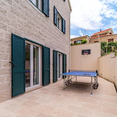 فيلة Janie With A Pool For Up To 16 People *