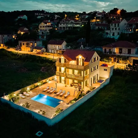 Janie With A Pool For Up To 16 People فيلة