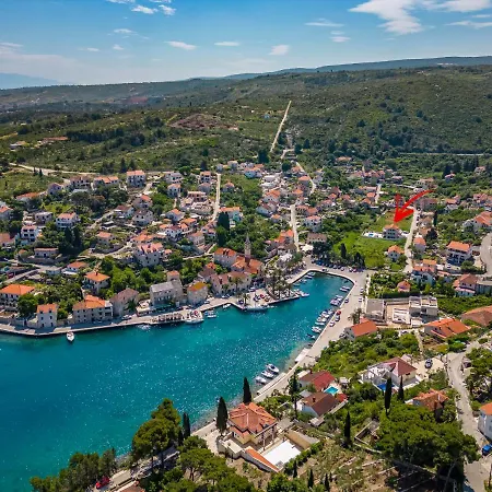 Janie With A Pool For Up To 16 People سوبيتار