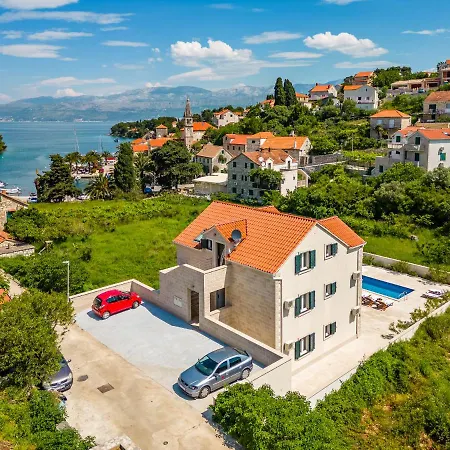 Janie With A Pool For Up To 16 People فيلة سوبيتار