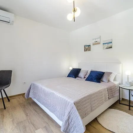 Janie With A Pool For Up To 16 People فيلة *