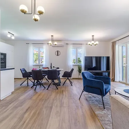 Janie With A Pool For Up To 16 People