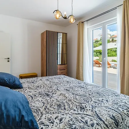 Janie With A Pool For Up To 16 People فيلة