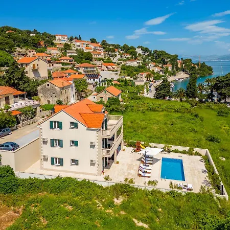 Janie - Luxury Multi-level Estate With Pool Villa Supetar