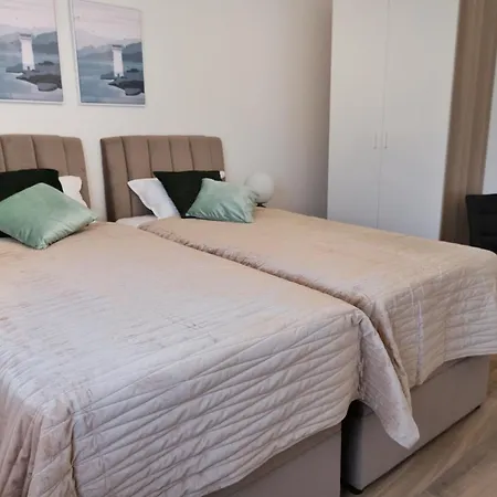 Janie With A Pool For Up To 16 People فيلة سوبيتار