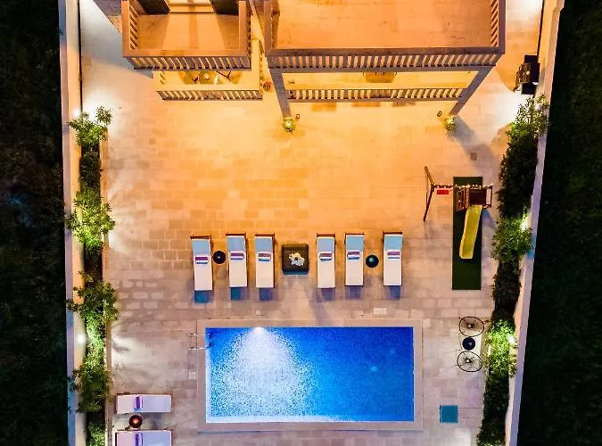 Janie With A Pool For Up To 16 People Villa