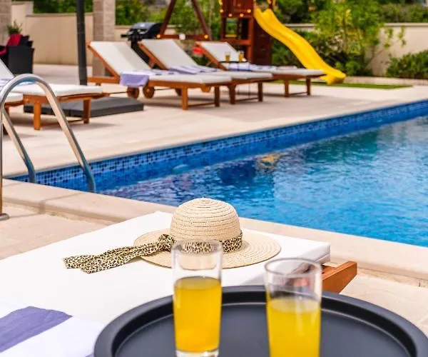 Villa Janie With A Pool For Up To 16 People San Pietro di Brazza