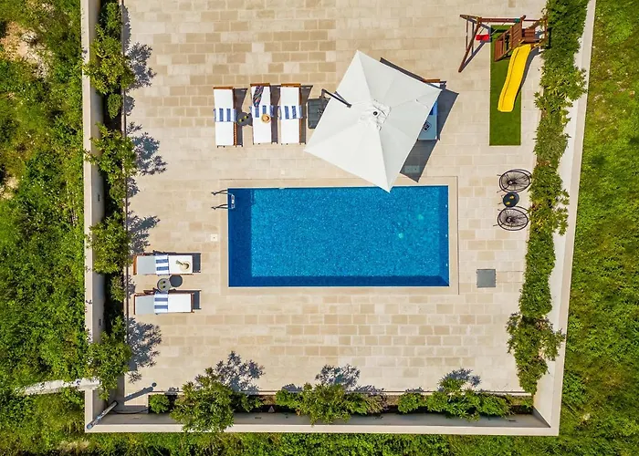 Janie With A Pool For Up To 16 People