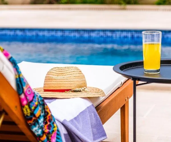 Janie With A Pool For Up To 16 People Villa