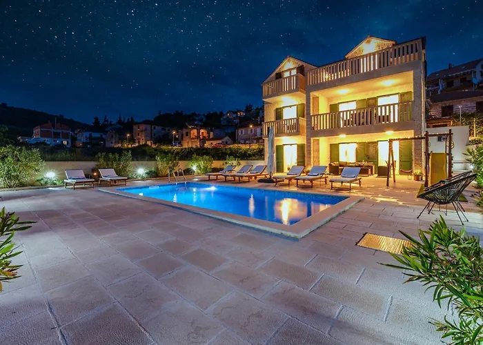 Villa Janie With A Pool For Up To 16 People