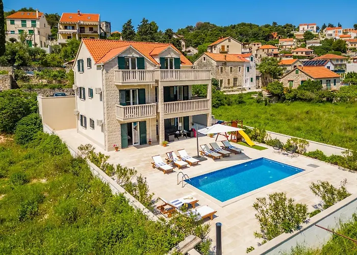 Villa Janie With A Pool For Up To 16 People *