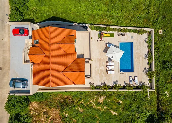 Janie With A Pool For Up To 16 People