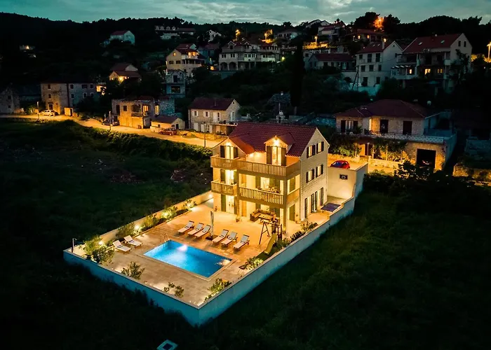 Janie With A Pool For Up To 16 People Villa